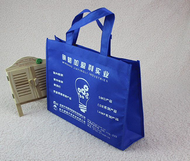通過無紡布袋宣傳自己的產(chǎn)品